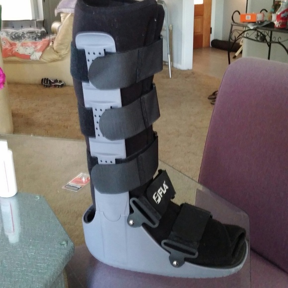 WALKING BOOT - Picture 1 of 4